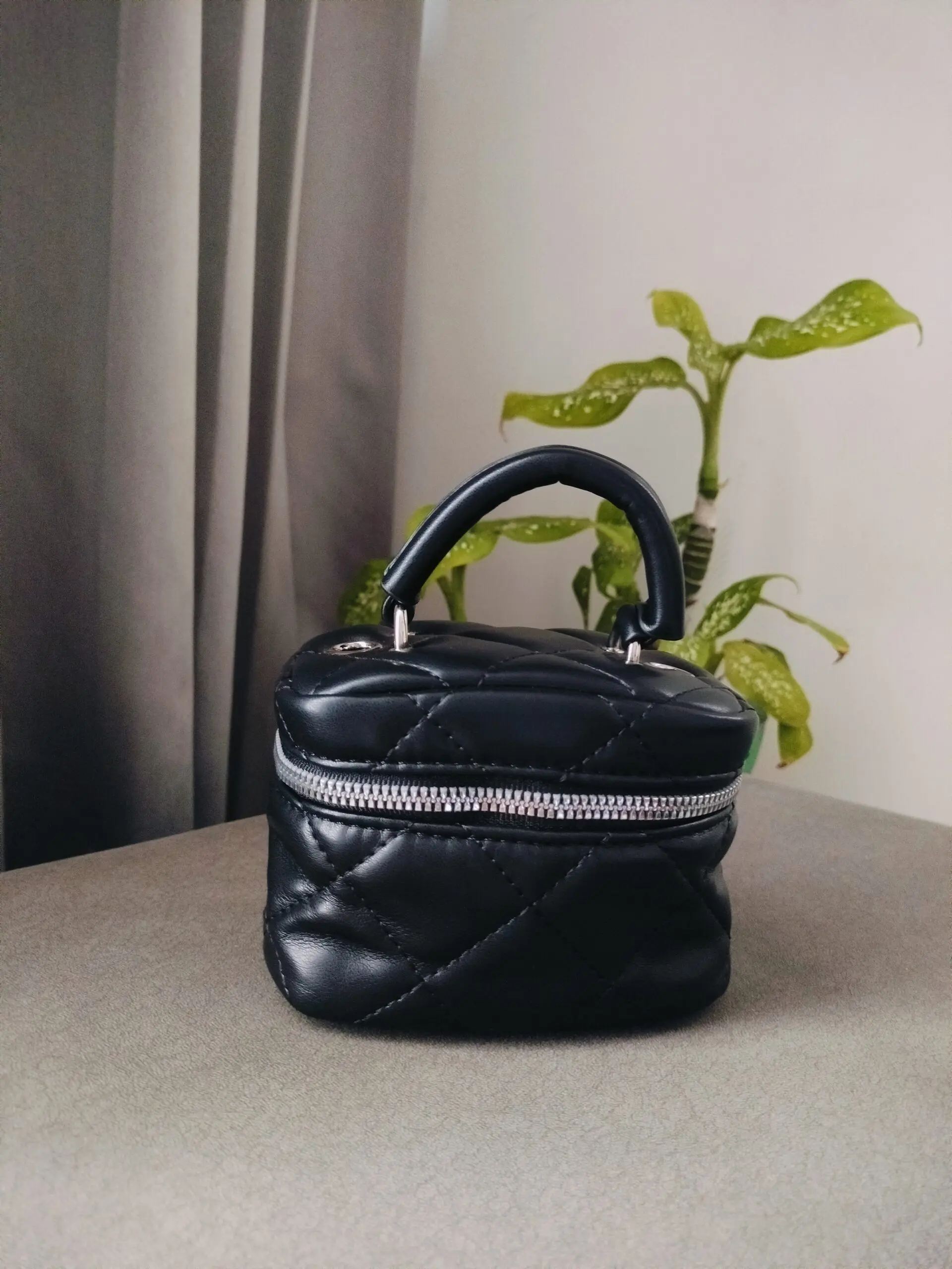 Adda Quilted Black Box Sling Bag - Image 4